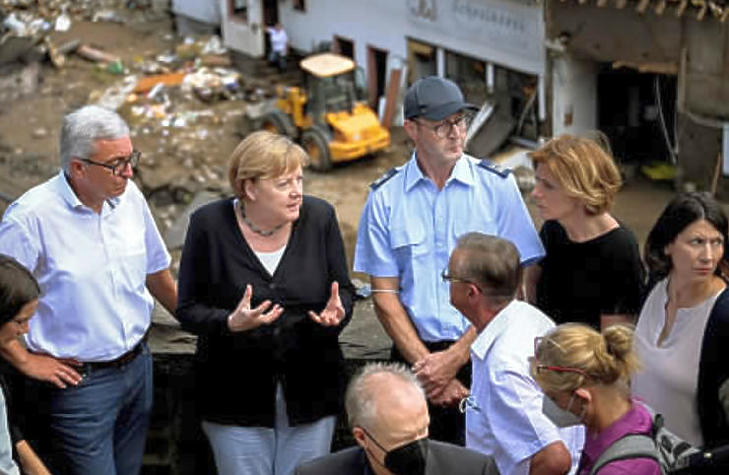 Angela Merkel kancellár (b2) és Malu Dreyer, Rajna-vidék-Pfalz miniszterelnöke (j2) látogatást tesz az árvíz sújtotta Schuldban (Fotó: MTI/EPA/Sascha Steinbach )