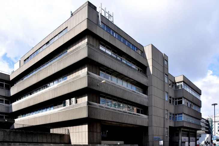 A Baynard House, a brutalista építészet egyik kiemelkedő londoni alkotása. A környezetéből kitűnik, az mindenesetre biztos. Fotó: Wikimedia