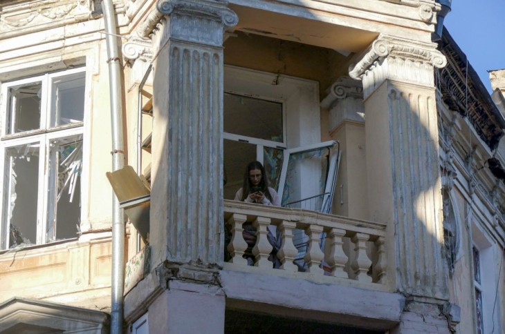 Kitört ablakok az odesszai szépművészeti múzeum közelében álló házon 2023. november 6-án, miután orosz rakétatámadás érte a dél-ukrajnai kikötővárost. Ukrán források szerint öt ember megsebesült. Fotó: MTI/EPA