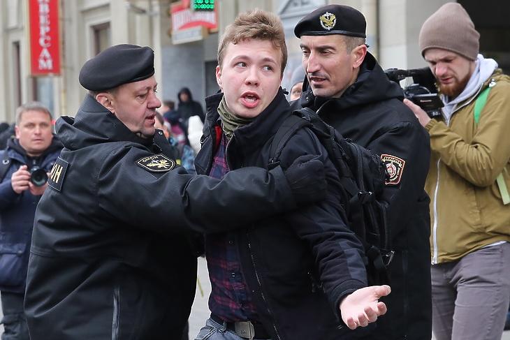 Rendőrök őrizetbe veszik Roman Prataszevicset egy minszki tüntetésen 2017. márciusban. EPA/STRINGER 