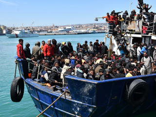 Csaknem száz illegális migránst mentett ki a tengerből a görög parti őrség