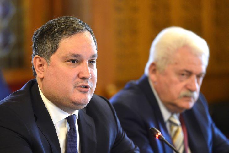 Összesen 800 milliárd forintot von el a kormány a különadókkal