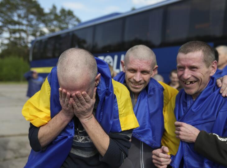 Orosz fogságból szabadult ukrán hadifoglyok, miután ukrán területre érkeztek 2025. május 23-án, az ukrajnai háború negyedik évében.