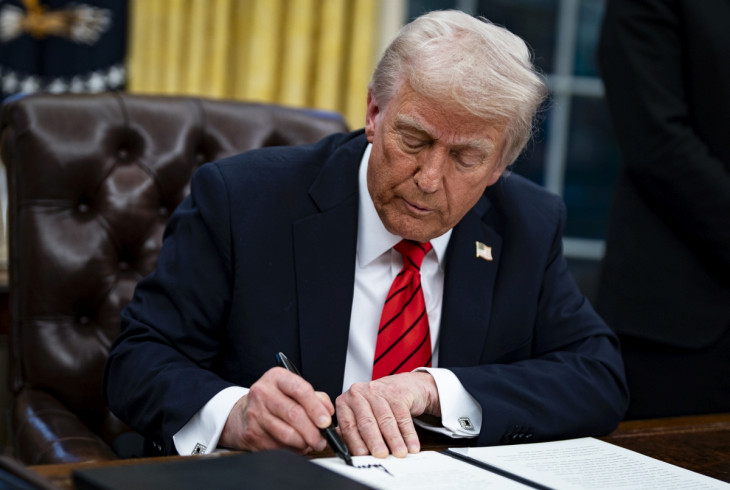 Donald Trump amerikai elnök egy  rendeletet ír alá 2025. február 10-én. Vajon egy tűzszüneti megállapodásra, békemegállapodásra is rákerül a kézjegye hamarosan?