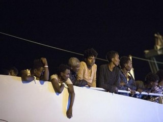 Menedékkérők egy szicíliai kikötőben (korábbi felvétel). Fotó: EPA/FRANCESCO RUTA