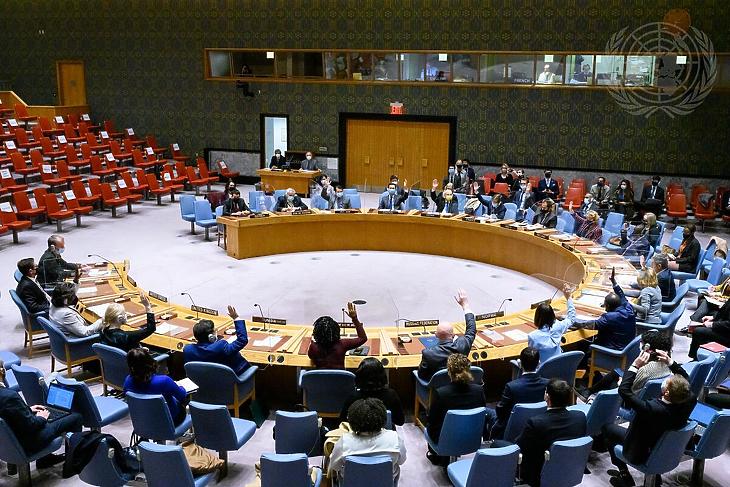 A Biztonsági Tanács tagjai szavaznak a bosznia-hercegovinai helyzettel kapcsolatos határozatról. (Forrás: BALK/ENSZ)