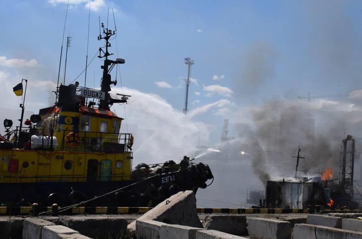 Orosz rakétatámadás érte az odesszai kikötőt. Ezzel Oroszország megsértette az ukrán gabona exportjáról szóló megállapodást. Fotó: MTI/EPA/Odesszai városháza 