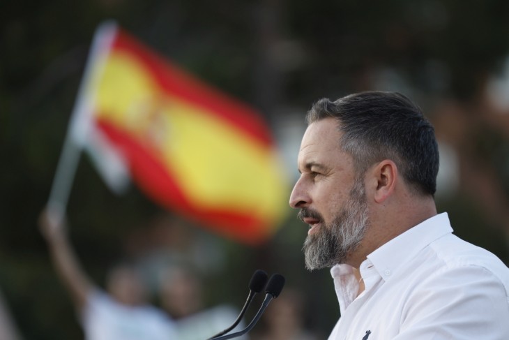 Santiago Abascal, a spanyol ellenzéki jobboldali Vox párt elnöke és miniszterelnök-jelöltje kampányzáró rendezvényen mond beszédet Madridban 2023. július 21-én. Spanyolországban július 23-án előrehozott választásokat tartanak, mivel a május 28-i helyhatósági választásokon az országot koalícióban kormányzó pártok, a PSOE, és az Együtt képesek vagyunk (Unidas Podemos) vereséget szenvedett, elveszítve az irányítást a tartományok és nagyvárosok többségében. Fotó: MTI/EPA-EFE/Juanjo Martin