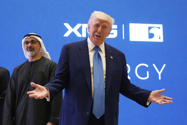 Donald Trump amerikai elnök üzleti találkozón vesz részt, a háttérben Kálid bin Mohamed bin Zájid an-Nahajan abu-dzabi trónörökös az abu-dzabi elnöki palotában, a Kaszr al-Vatanban 2025. május 16-án