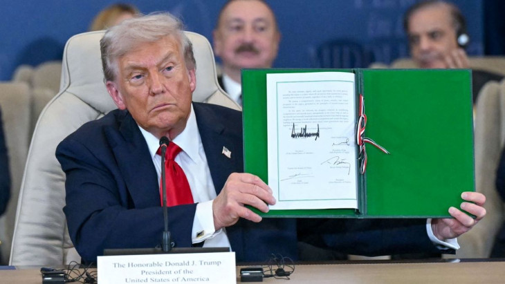 Aláírta. Donald Trump az egyiptomi csúcstalálkozón 2025. október 13-án