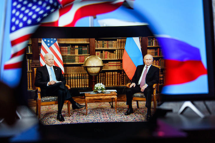 Máshogy látják Amerikában és Európában, hogy mire játszik Putyin Ukrajnával (Fotó: MTI/AP/Efrem Lukackij)