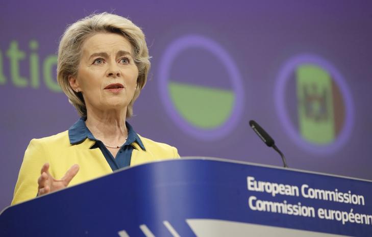 Ursula von der Leyen, az Európai Bizottság elnöke sajtótájékoztatót tart az Ukrajna, Moldova és Grúzia uniós csatlakozási kérelméről szóló bizottsági véleményről Brüsszelben, Belgiumban, 2022. június 17-én. Fotó: EPA/Olivier Hoslet