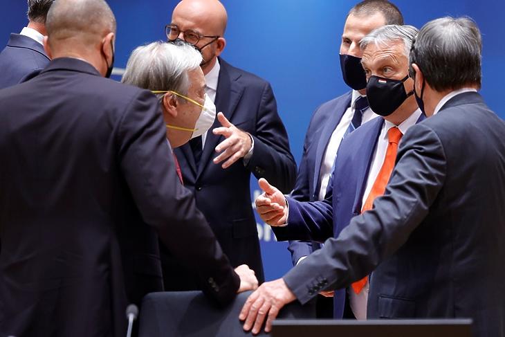 Össztűz alatt: Orbán Viktor az uniós állam- és kormányfők körében a brüsszeli EU-csúcson 2021. június 24-én. EPA/OLIVIER MATTHYS