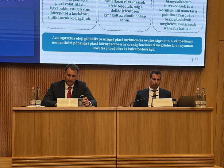 Virág Barnabás, az MNB alelnöke (b) ismertette a Monetáris Tanács döntésének hátterét