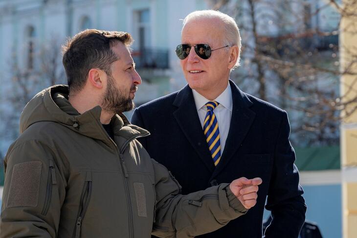 Biden értékes búcsúajándékkal lepte meg Zelenszkijt