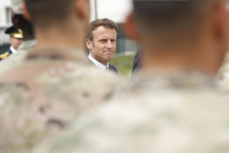 Emmanuel Macron francia elnök katonákkal találkozik a konstancai Mihail Kogalniceanu légi támaszponton 2022. június 15-én. Macron az ukrajnai háború miatt Romániában francia parancsnokság alatt megalakult NATO-harccsoportot látogatja meg a támaszponton. Fotó: MTI/EPA pool/Yoan Valat 
