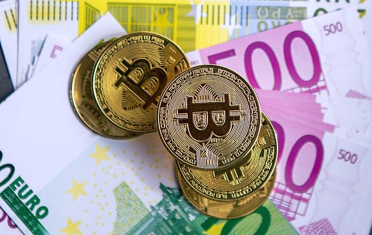 Bitcoin-emlékérme euróbankjegyekkel. Forrás: Pixabay.com
