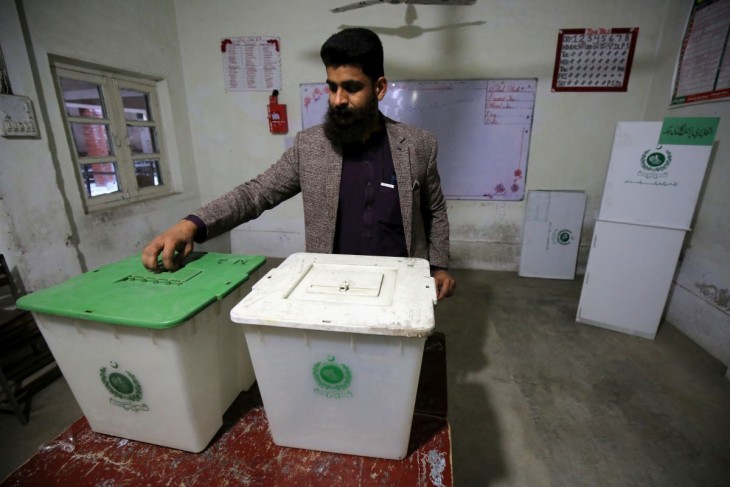 Így készítették elő a szavazóládákat Pakisztánban. Fotó: EPA/BILAWAL ARBAB
