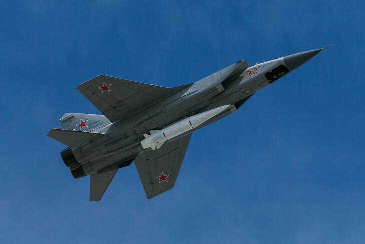 A MiG-31-esek Kinzsal ballisztikus rakétákon kívül akár nukleáris töltetű levegő-levegő rakétákkal is felszerelhetók?