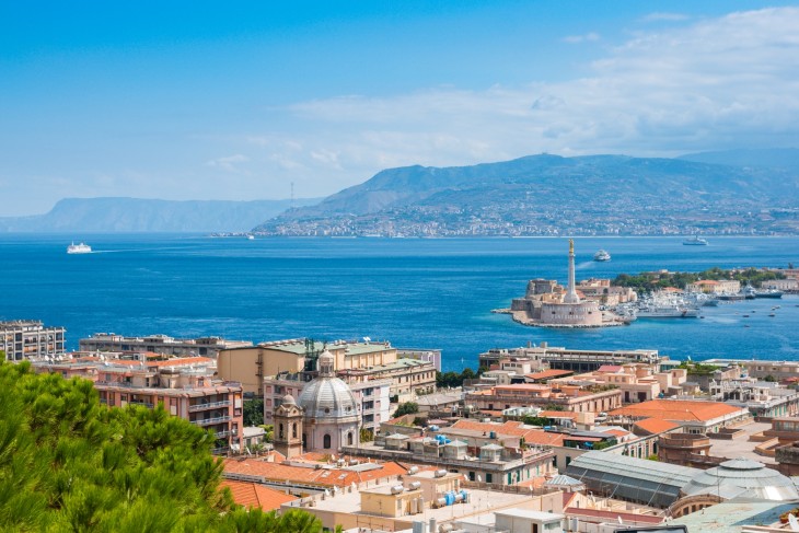 A Messinai-szoros a Calabria-félsziget és Szicília között. Fotó: Depositphotos 