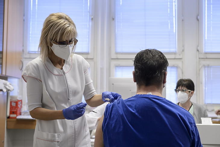 Alig nőtt az oltottak száma Magyarországon a második körös oltások miatt