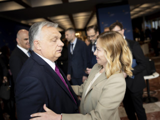  A Miniszterelnöki Kommunikációs Főosztály által közreadott képen Orbán Viktor miniszterelnök és Giorgia Meloni olasz miniszterelnök az Európai Politikai Közösség csúcstalálkozóján Tiranában 2025. május 16-án. 