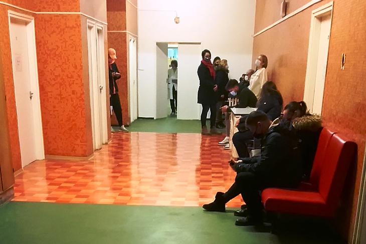 14 ember egy órán át egy teremben, PCR-tesztre várva – Müller Cecília sikítana, ha látná