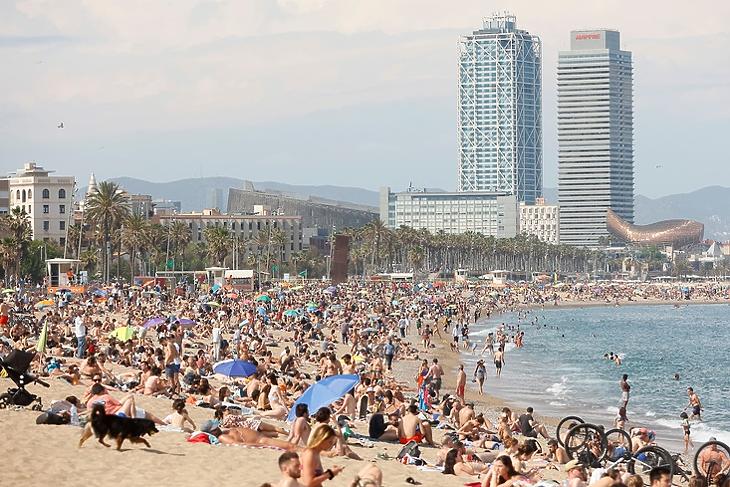 Beindult a szezon: fürdőzők a La Barceloneta strandon Barcelonában 2021. május 30-án. EPA/Quique Garcia