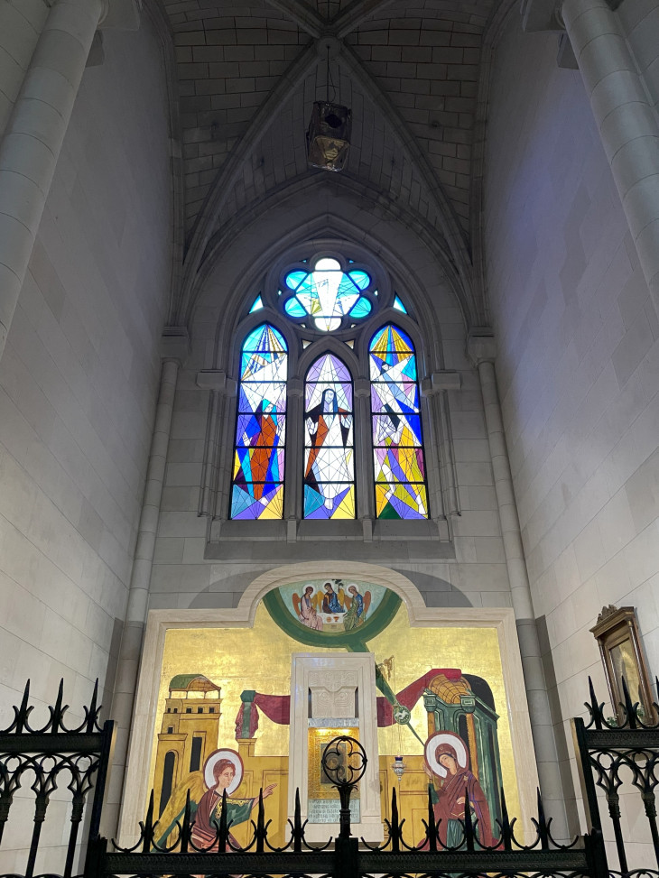  Catedral de Santa María la Real de la Almudena - különleges, modern üvegablakokkal