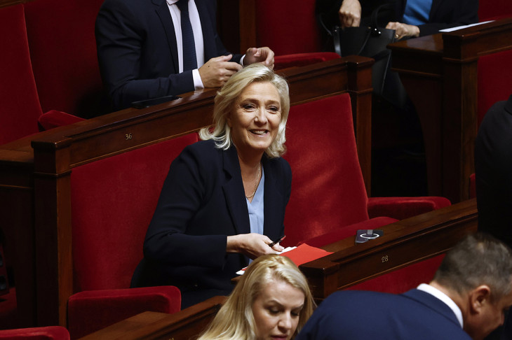 Marine Le Pen, a francia ellenzéki Nemzeti Tömörülés (RN) frakcióvezetője a Nemzetgyűlés ülésén - nem ment át az ő bizalmatlansági indítványuk sem