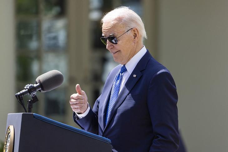 Joe Biden örül. Fotó: EPA/JIM LO SCALZO