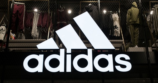 Úgy fest az Adidas megússza a rasszista rapper miatt kinéző gigantikus buktát