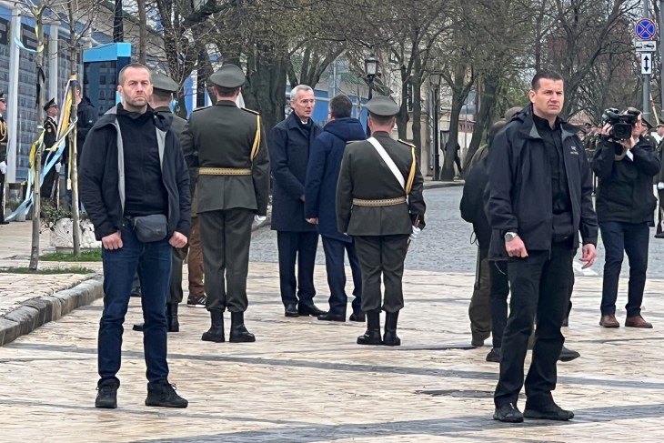 Jens Stoltenberg a kijevi Szent Mihály téren, ahol az elesett ukrán katonák emléke előtt tisztelgett. Fotó: Twitter/Kyiv Independent 
