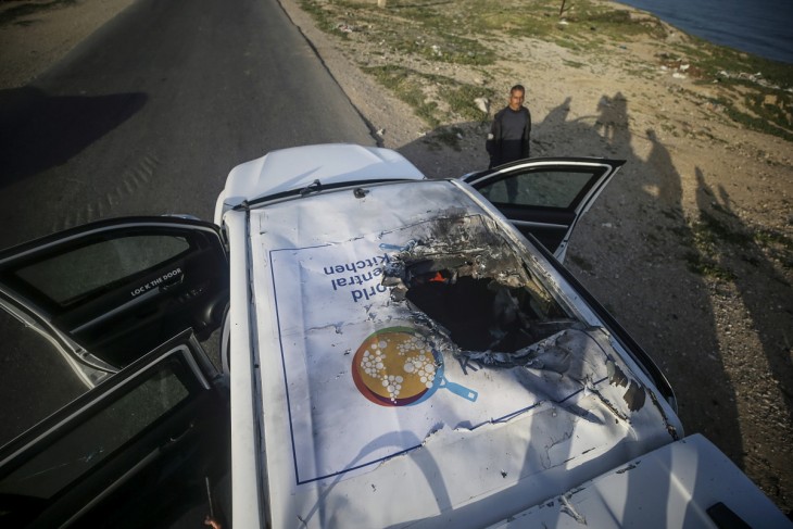 A World Central Kitchen (WCK) spanyol nem kormányzati segélyszervezet találatot kapott autója a Gázai övezet középső részén fekvő Deir el-Balahtól délre 2024. április 2-án, miután izraeli légicsapás érte a járművet. A humanitárius segélyt szállító csapat hét tagja életét vesztette. 