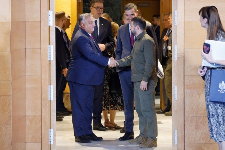Az Európai Politikai Közösség spanyolországi csúcstalálkozóján összfutott Orbán Viktor és Volodimir Zelenszkij is. Fotó: AFP