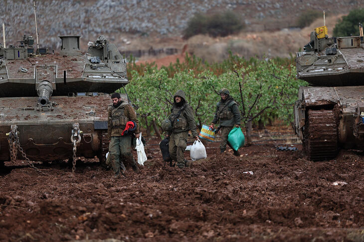 Izraeli katonák távoznak a libanoni határnál lévő állásaikból az észak-izraeli Felső-Galileában az Izrael és a Hezbollah libanoni Irán-barát síita szervezet közötti tűzszüneti megállapodás hatályba lépése után 2024. november 27-én
