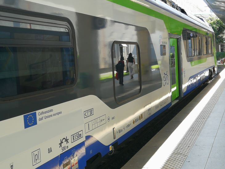 A Trenitalia egyik szerelvénye. Baloldalon ott az EU jelképe, a feliratból látszik, hogy uniós pénzből is vásárolták a vonatot