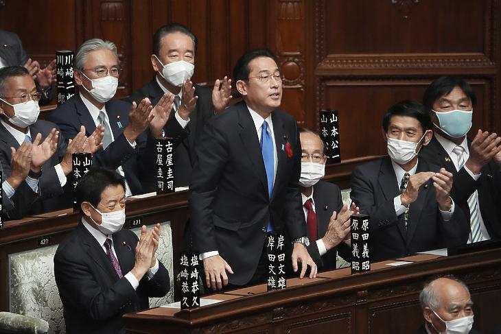 Megtapsolják a képviselők az új japán miniszterelnöknek megválasztott Kisida Fumio korábbi külügyminisztert a parlament alsóházában tartott szavazás után 2021. október 4-én. (Fotó: MTI/AP/Eugene Hoshiko)