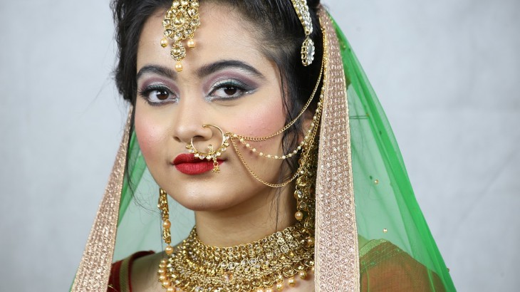 Indiai menyasszony rengeteg ékszerrel. Hagyományosan nagy aranyvásárlók. Forrás: Pixabay.com

