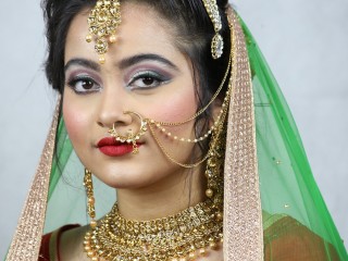 Indiai menyasszony rengeteg ékszerrel. Hagyományosan nagy aranyvásárlók. Forrás: Pixabay.com

