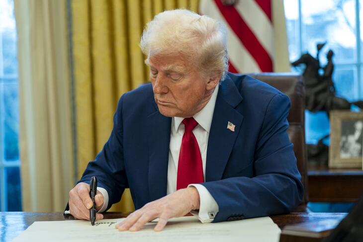 Donald Trump amerikai elnök gyakran csak egy tollvonással elintézné