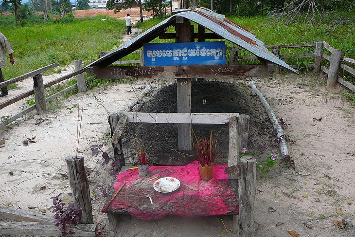 Pol Pot sírja. Egy negyed országot küldött maga elé a másvilágra, de lelkiismerete tiszta volt halála előtt, és meg is engedték neki, hogy az maradjon. Fotó: Wikimedia