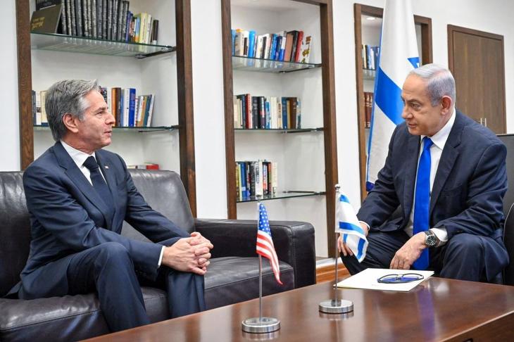 Benjámin Netanjahu izraeli miniszterelnök (j) és Antony Blinken amerikai külügyminiszter a tel-avivi Kirja katonai támaszponton 2024. január 9-én. Fotó: MTI/EPA/Izraeli kormány sajtóirodája