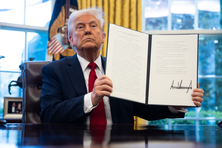 Donald Trump a Fehér Házban, miután aláírta a 25 százalékos vám kivetéséről szóló rendeletet 