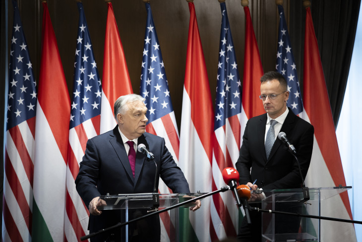 A Miniszterelnöki Kommunikációs Főosztály által közreadott képen Orbán Viktor miniszterelnök (b) sajtótájékoztatót tart Donald Trump amerikai elnökkel folytatott találkozója után a washingtoni magyar nagykövetségen 2025. november 7-én. Mellette Szijjártó Péter külgazdasági és külügyminiszter. 