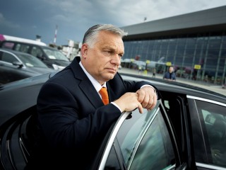  A hivatalos látogatásra érkező Orbán Viktor miniszterelnök a tiranai repülőtéren 2023. június 15-én. MTI/Miniszterelnöki Sajtóiroda/Fischer Zoltán
