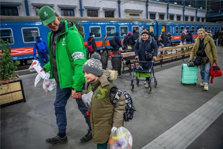 Özönlenek a menekültek a budapesti pályaudvarokra