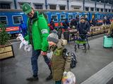 Özönlenek a menekültek a budapesti pályaudvarokra
