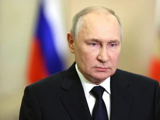 Putyinnak a háborúzás mellett segíteni is van ideje