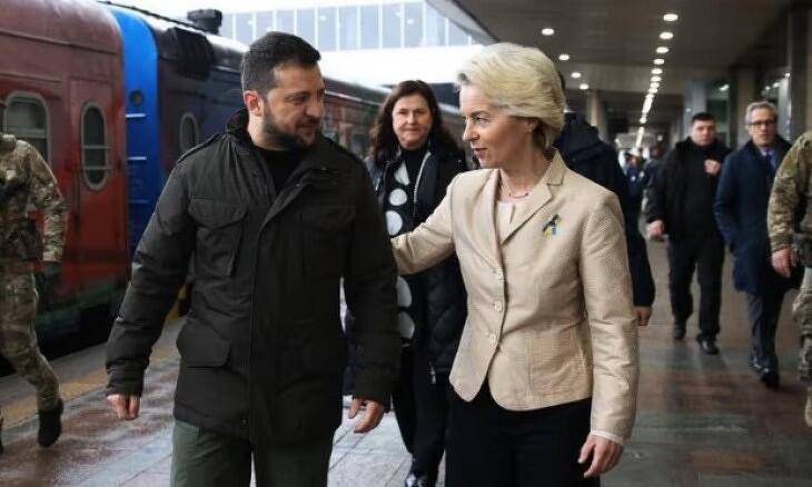 Jól megértik egymást – Volodimir Zelenszkij ukrán elnök és Ursula von der Leyen, az Európai Bizottság elnöke Kijevben (korábbi felvétel)